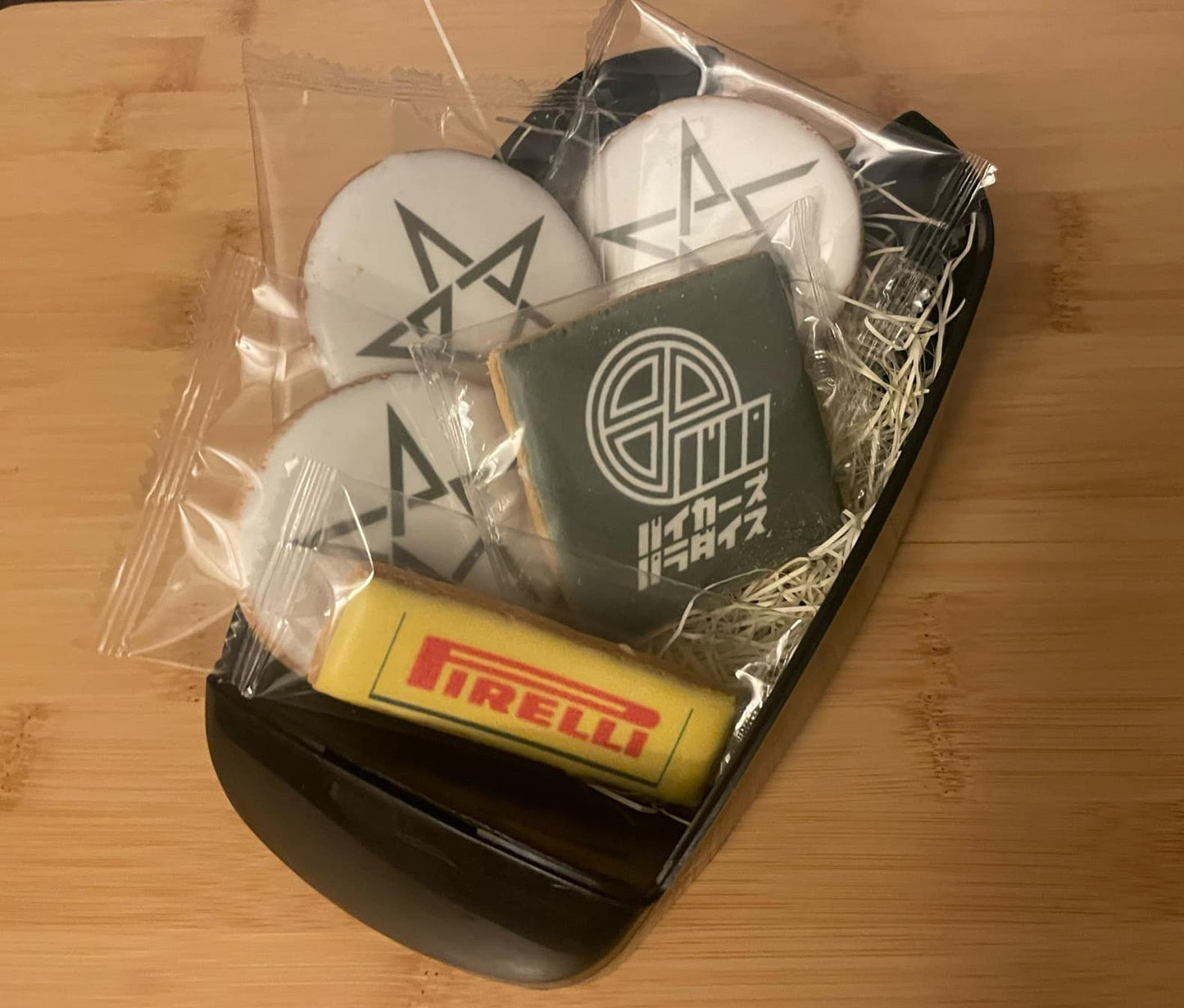 BIKE BENTO アポロジック×ピレリ×バイカーズパラダイス SPECIAL EDITION