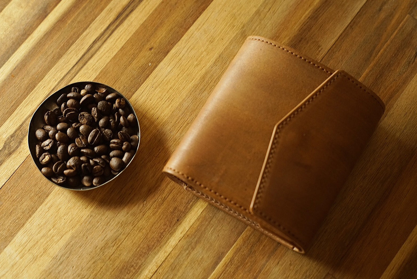 珈琲染めの二つ折り財布（Cofee dyeing leather bi-fold wallet）