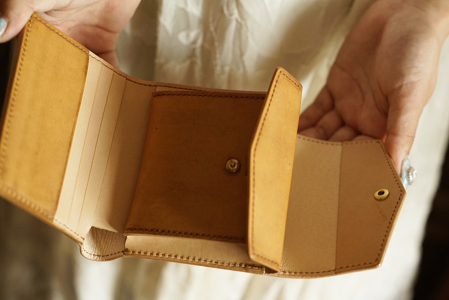 珈琲染めの二つ折り財布（Cofee dyeing leather bi-fold wallet）